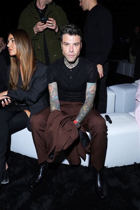 fedez versace|Fedez da solo alla sfilata di Versace .